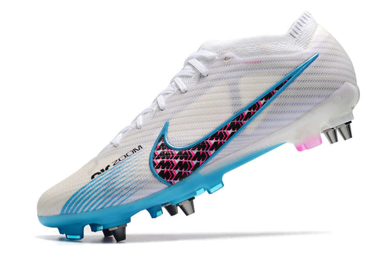 Chuteira Campo Nike Air Zoom Mercurial Vapor 15 Elite Trava Mista Branca, Azul e Rosa "Blast Pack"