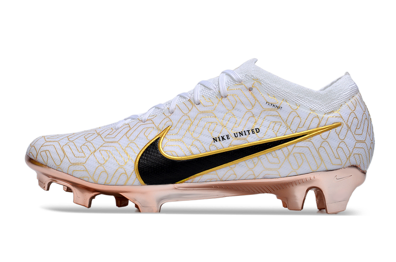 Chuteira Campo Nike Air Zoom Mercurial Vapor 15 Elite FG Branca e Dourada "United Gold"