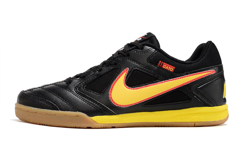 Chuteira Futsal Supreme x Nike SB Gato IC Preta, Amarelo e Vermelho