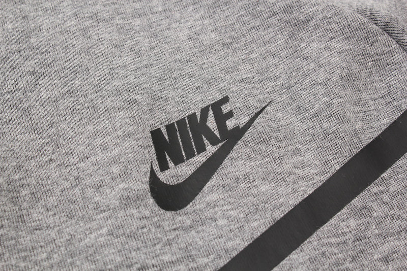 Conjunto de Moletom Nike Sportswear Tech Fleece com Touca Cinza Escuro