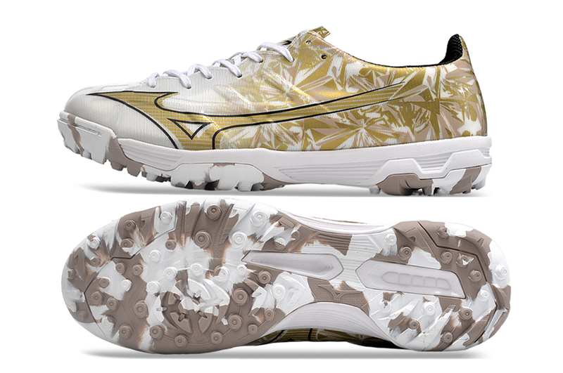 Chuteira Society Mizuno Alpha TF Branca e Dourado "Prism Gold Sérgio Ramos"