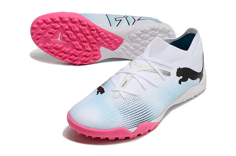 Chuteira Society Puma Future 7 TF Branca e Rosa "Phenomenal Pack"