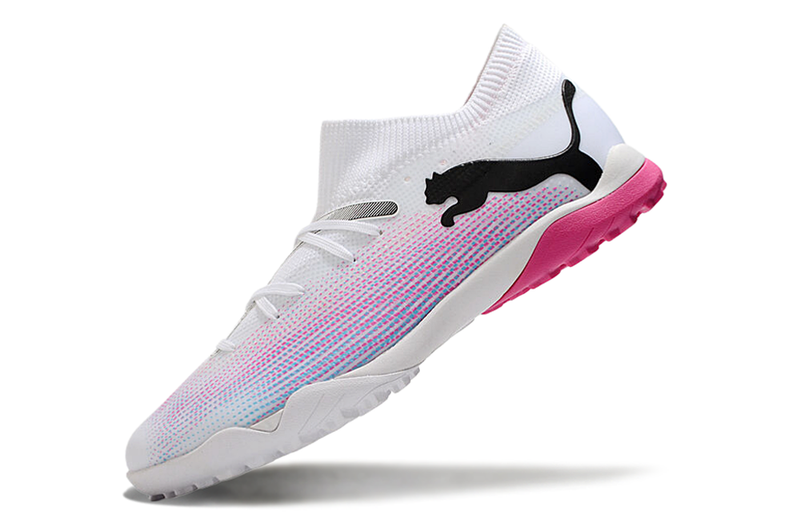 Chuteira Society Puma Future 7 TF Branca, Rosa e Azul "Phenomenal Pack"