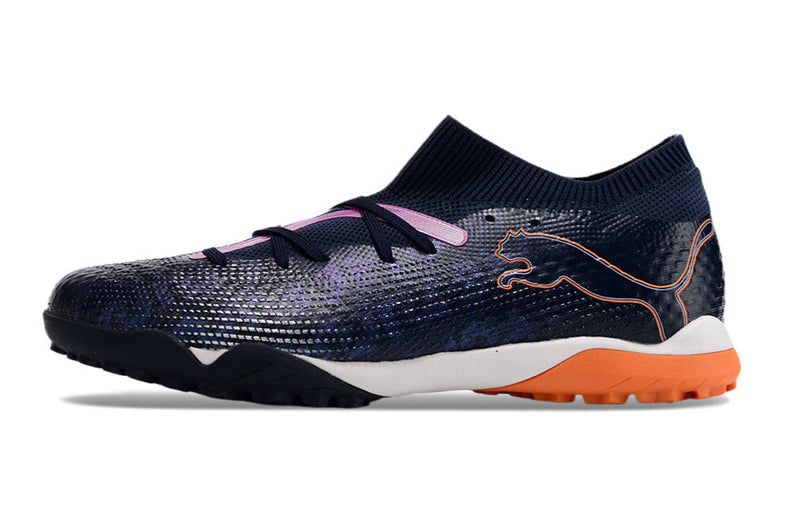 Chuteira Society Puma Future 7 TF Azul, Branca e Rosa "Teaser"