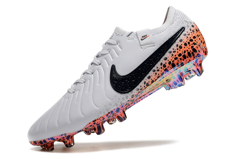 Chuteira Campo Nike Tiempo Legend 10 Elite FG Branca, Preto e Laranja "Electric Pack"