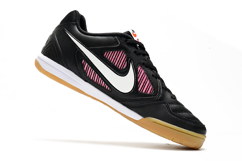 Chuteira Futsal Supreme X Nike SB Gato IC Preta, Branca e Rosa