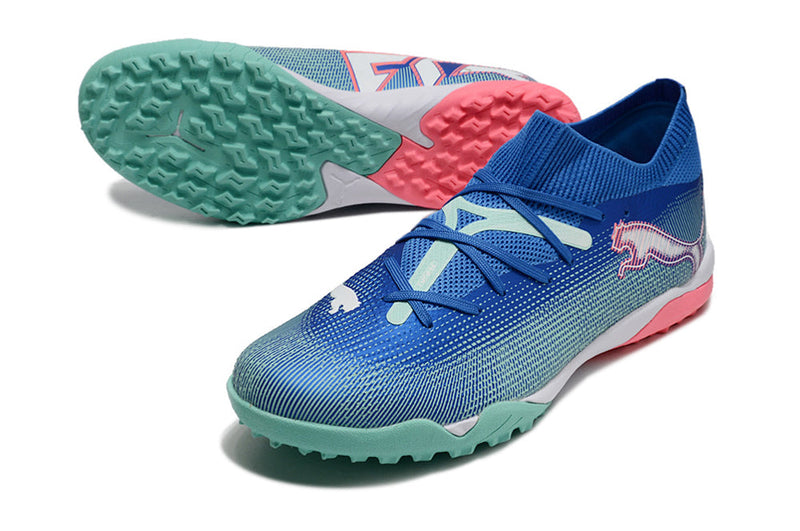 Chuteira Society Puma Future 7 TF Azul e Rosa