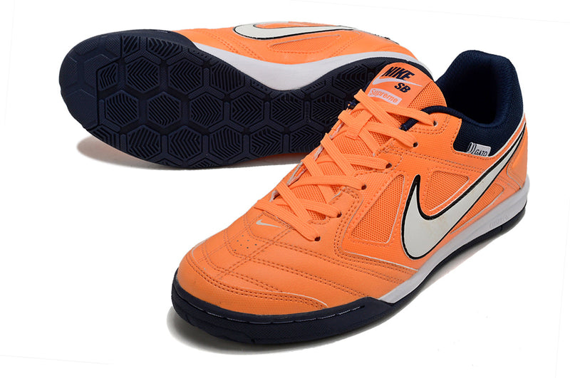 Chuteira Futsal Supreme x Nike SB Gato IC Laranja, Azul e Branco