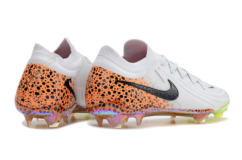 Chuteira Campo Nike Phantom GX 2 Elite FG Branca, Preta e Laranja "Electric Pack"