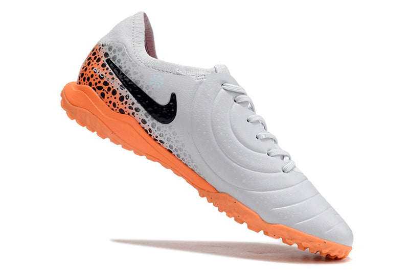 Chuteira Society Nike Tiempo Legend 10 Pro TF Branca, Preta e Laranja "Electric Pack"