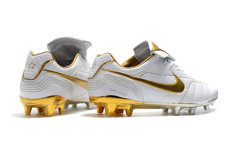 Chuteira Campo Nike Retrô Tiempo Legend 7 Elite FG Branca e Dourada R10