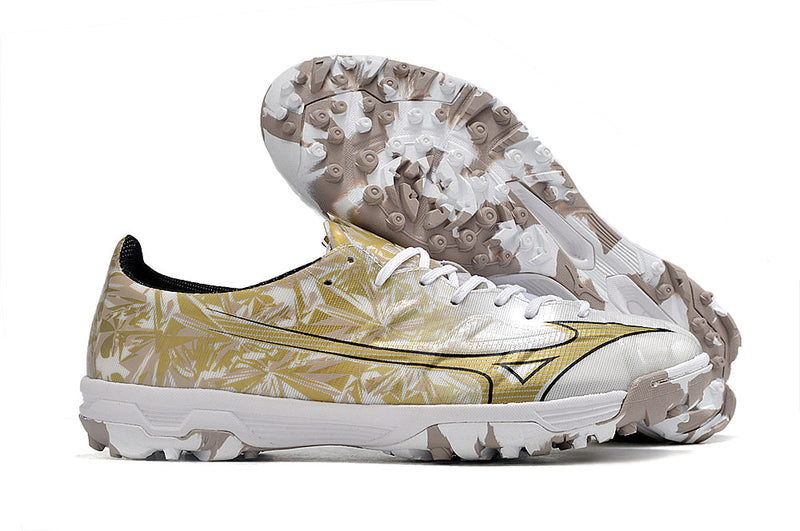 Chuteira Society Mizuno Alpha TF Branca e Dourado "Prism Gold Sérgio Ramos"