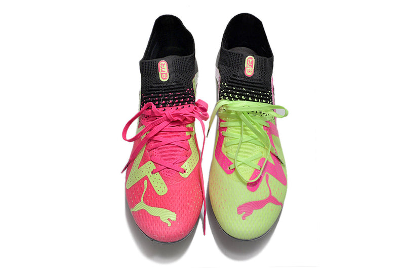 Chuteira Campo Puma Future Ultimate FG Preta, Verde e Rosa "Tricks Pack"