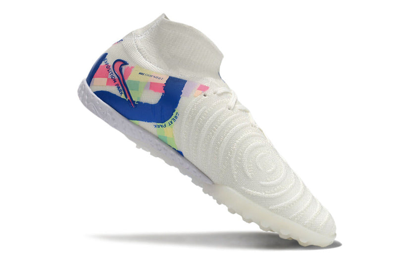 Chuteira Society Nike Phantom Luna 2 Elite TF Branca, Azul e Rosa