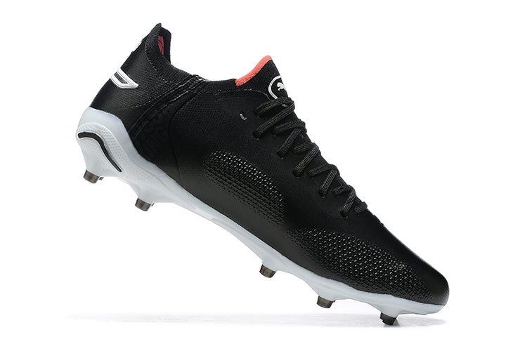 Chuteira Campo Puma King Ultimate FG Preta e Branca "Classic"