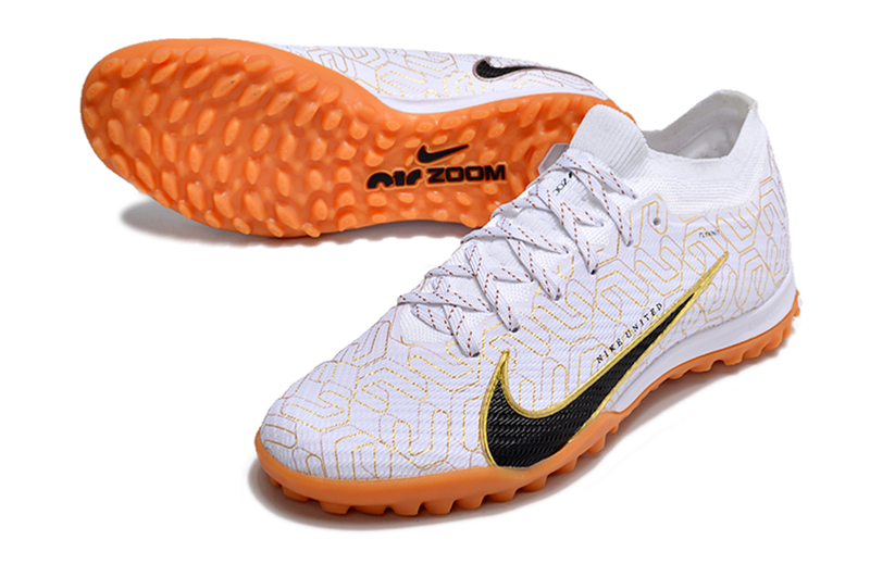 Chuteira Society Nike Air Zoom Mercurial Vapor 15 Elite TF Branca e Dourada "United Golden Pack"