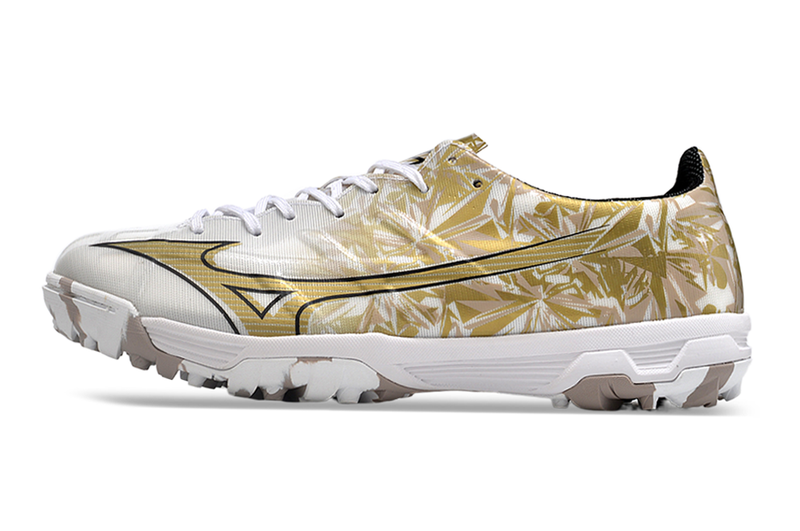 Chuteira Society Mizuno Alpha TF Branca e Dourado "Prism Gold Sérgio Ramos"