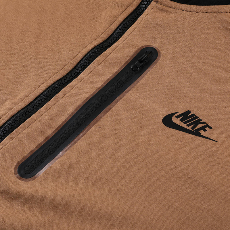 Conjunto de Moletom Nike Sportswear Tech Overlay com Touca Marrom e Preto