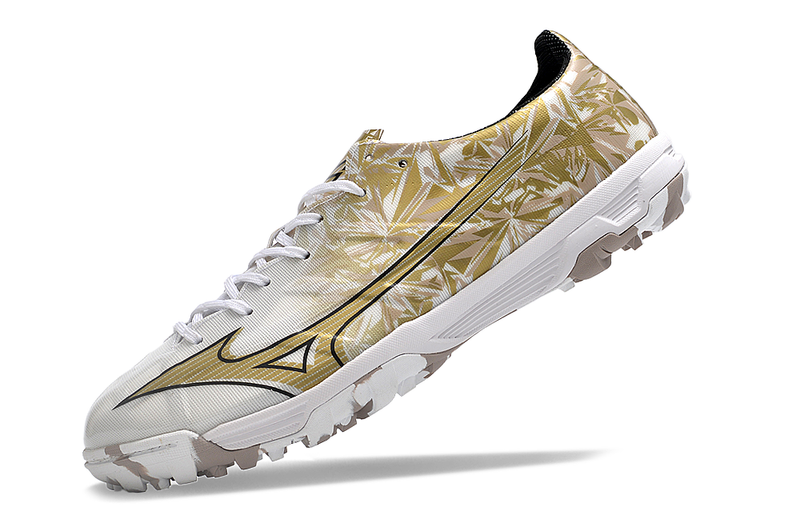 Chuteira Society Mizuno Alpha TF Branca e Dourado "Prism Gold Sérgio Ramos"