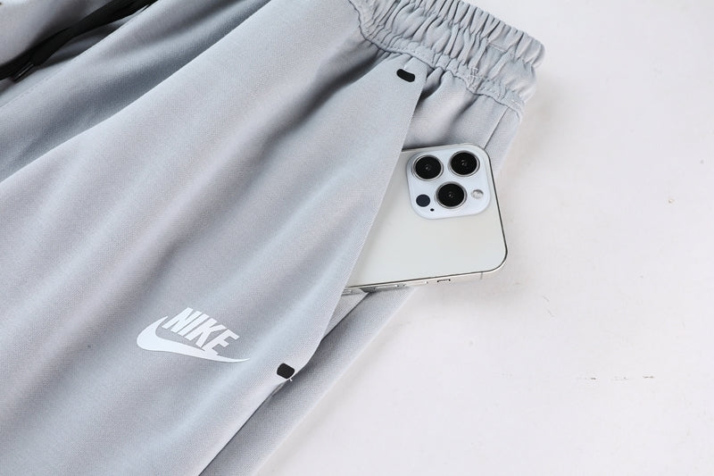 Conjunto de Moletom Nike Sportswear Tech Fleece com Touca Marrom e Cinza