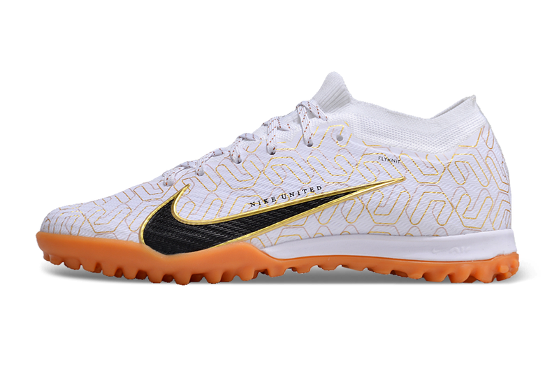 Chuteira Society Nike Air Zoom Mercurial Vapor 15 Elite TF Branca e Dourada "United Golden Pack"