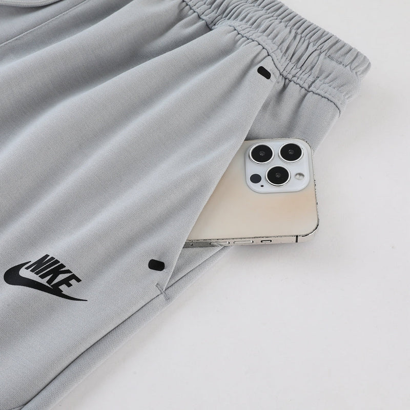 Conjunto de Moletom Nike Sportswear Tech Overlay com Touca Cinza