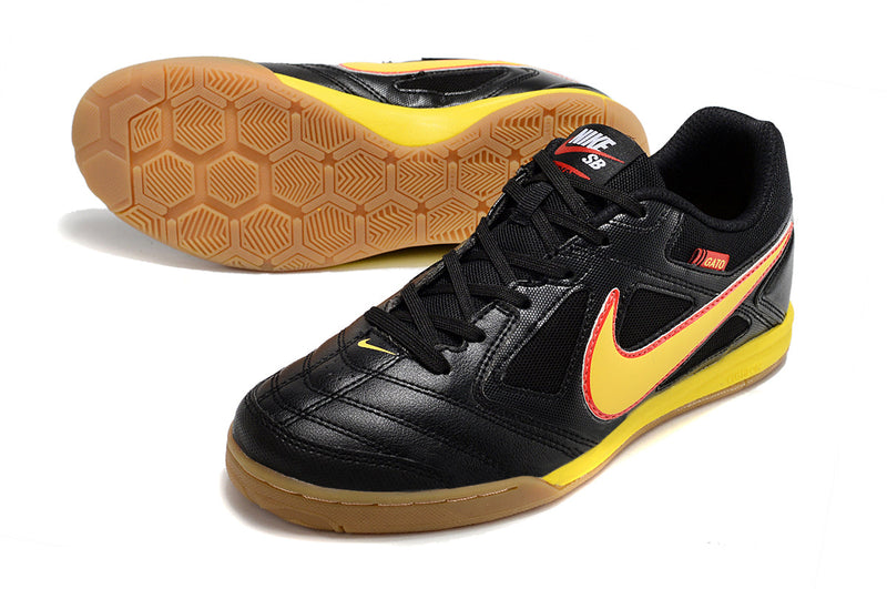 Chuteira Futsal Supreme x Nike SB Gato IC Preta, Amarelo e Vermelho