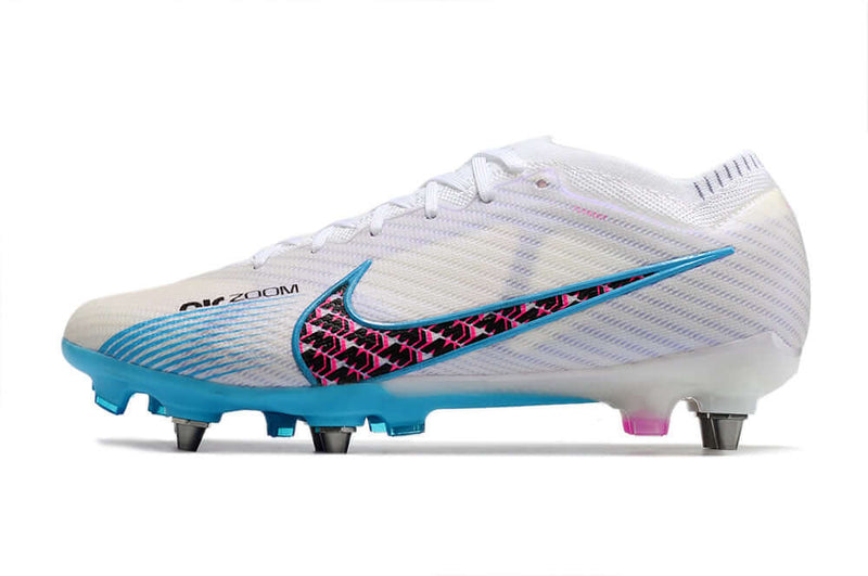 Chuteira Campo Nike Air Zoom Mercurial Vapor 15 Elite Trava Mista Branca, Azul e Rosa "Blast Pack"