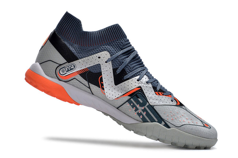 Chuteira Society Puma Future Ultimate TF Branca, Prata e Laranja "Astronaut Pack"