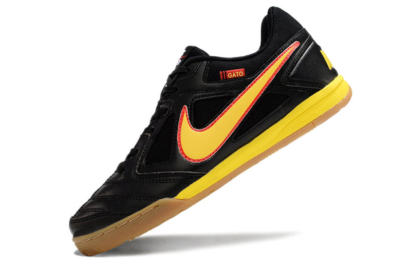 Chuteira Futsal Supreme x Nike SB Gato IC Preta, Amarelo e Vermelho