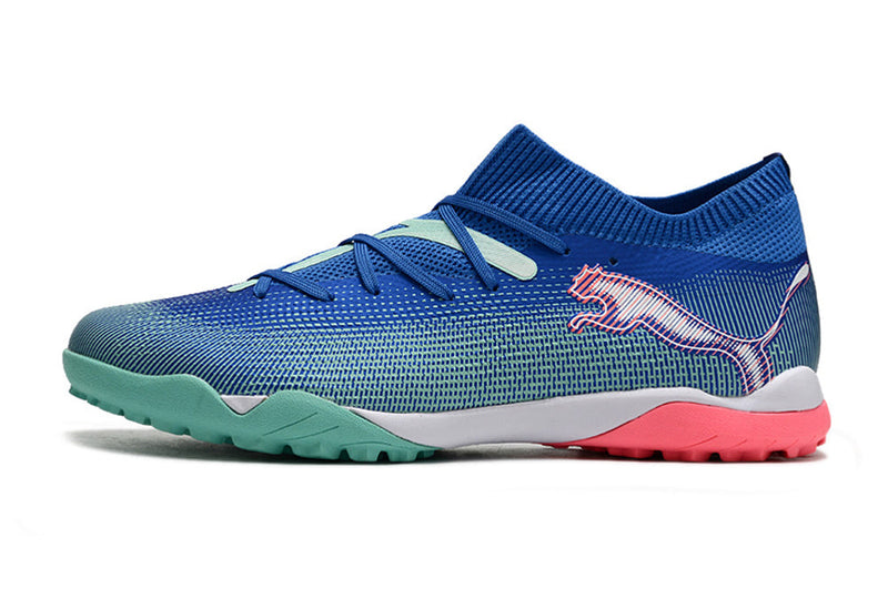 Chuteira Society Puma Future 7 TF Azul e Rosa