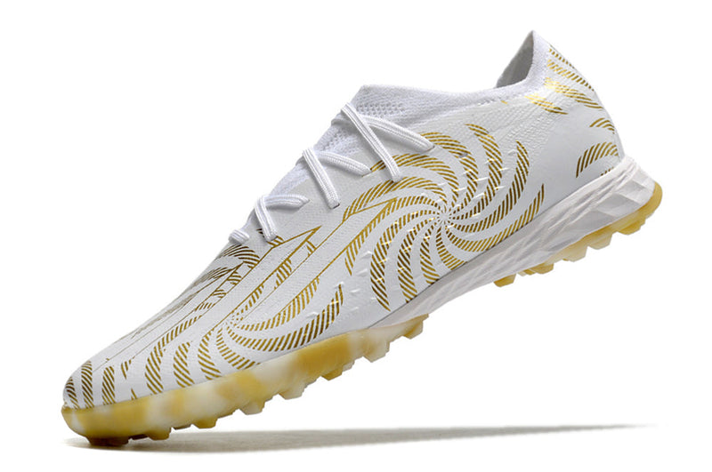 Chuteira Society Adidas X Speedportal.1 TF Branco e Dourado "Benzema Ballon d'or"