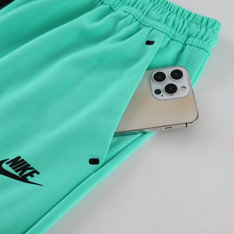 Conjunto de Moletom Nike Sportswear Tech Overlay com Touca Verde e Preto