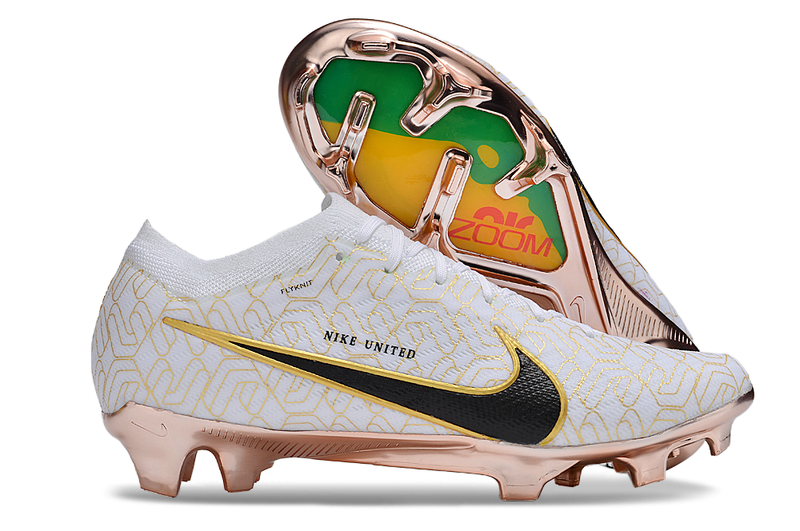 Chuteira Campo Nike Air Zoom Mercurial Vapor 15 Elite FG Branca e Dourada "United Gold"