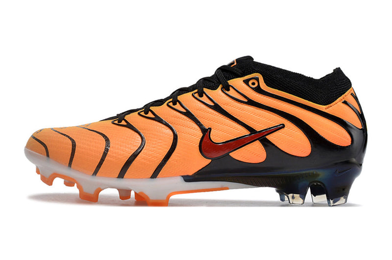 Chuteira Campo Nike Air Zoom Mercurial Vapor 15 Elite FG Laranja e Preta "Air Max Plus"