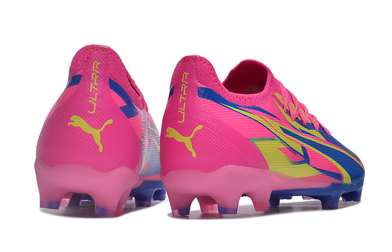 Chuteira Campo Puma Ultra Ultimate FG Rosa, Azul e Amarelo "Energy Pack"